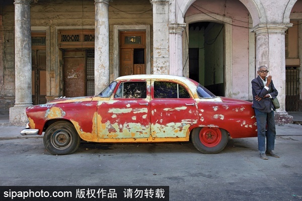 Photographer documents classic American cars in Cuba