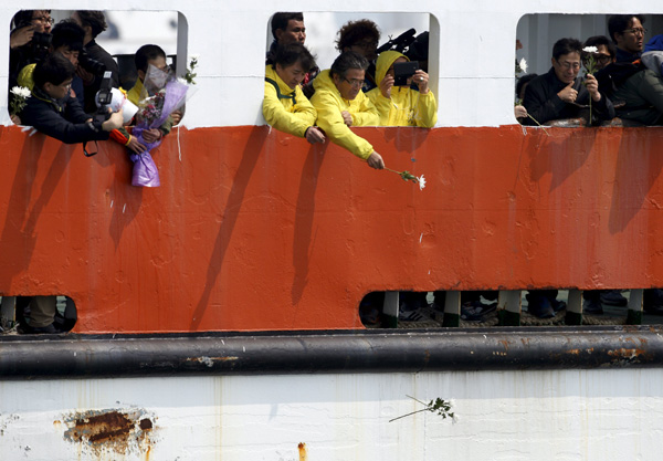 South Koreans mourn on anniversary of ferry disaster