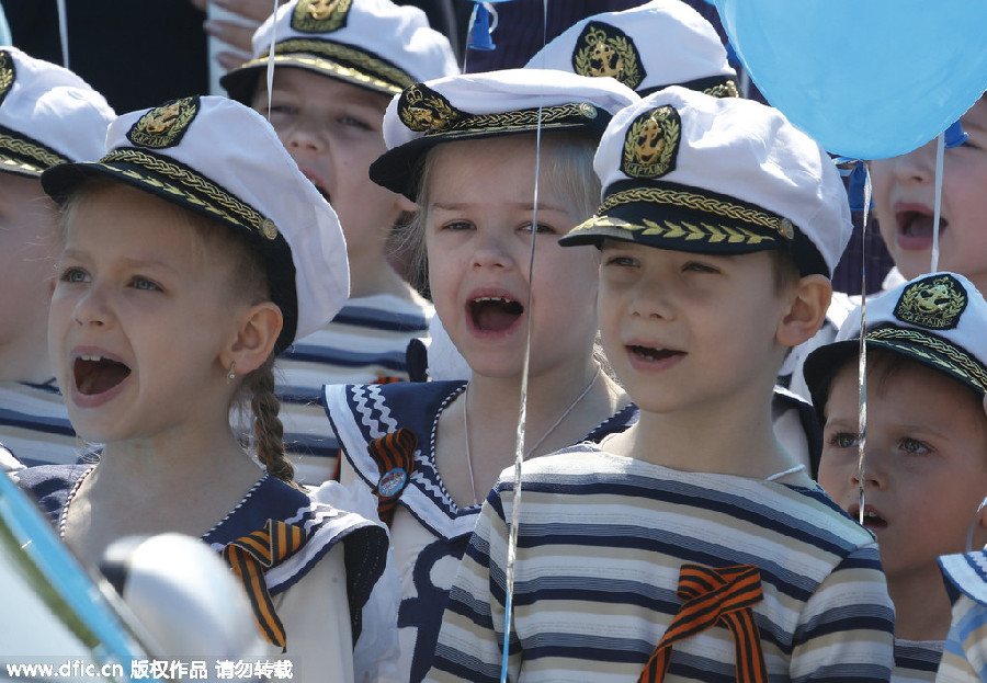 Kid parade honors WWII veterans