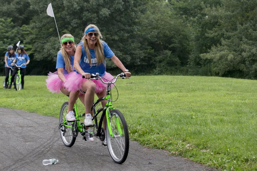 Twins on tandem bikes try to set Guinness World Record