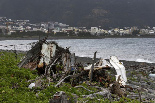 Experts examine wing debris for links to missing Malaysian jet