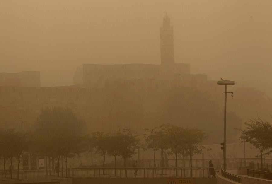 Deadly sandstorm engulfs Middle East