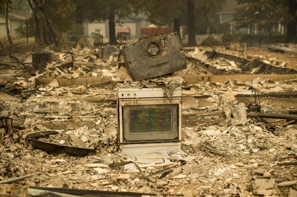 Northern California wildfire destroys hundreds of structures