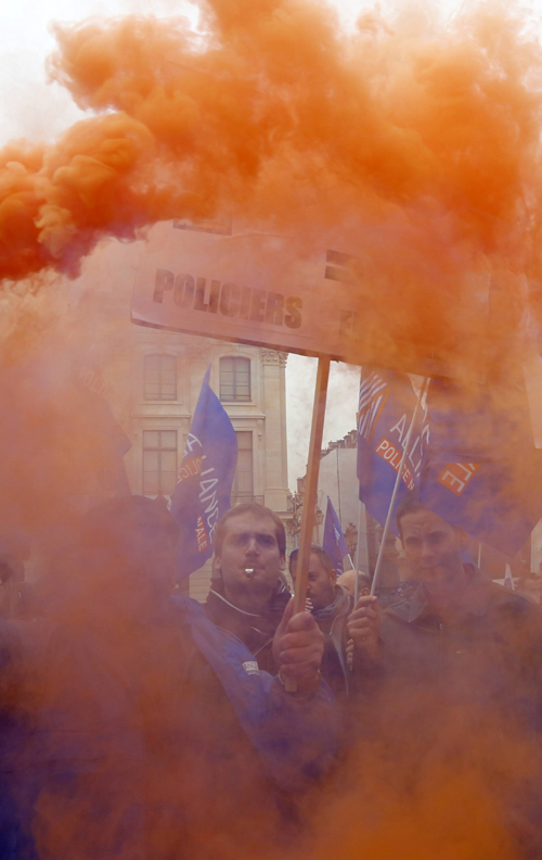 French police protest for lack of resources