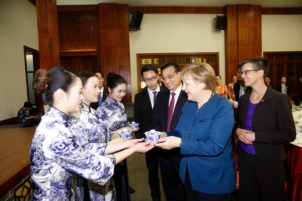 Li Keqiang treats Merkel in hometown with Anhui cuisine and local tea