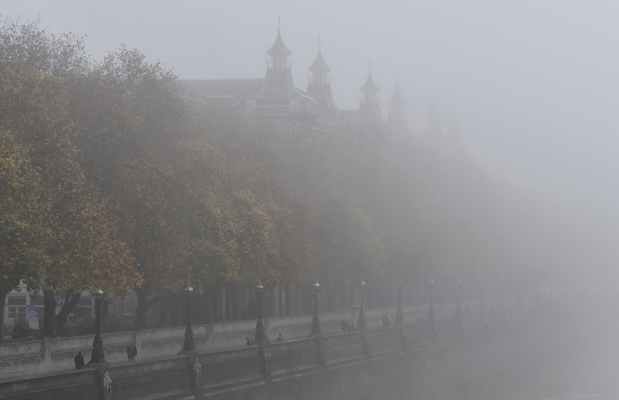 More flights canceled as heavy fog hit Britain