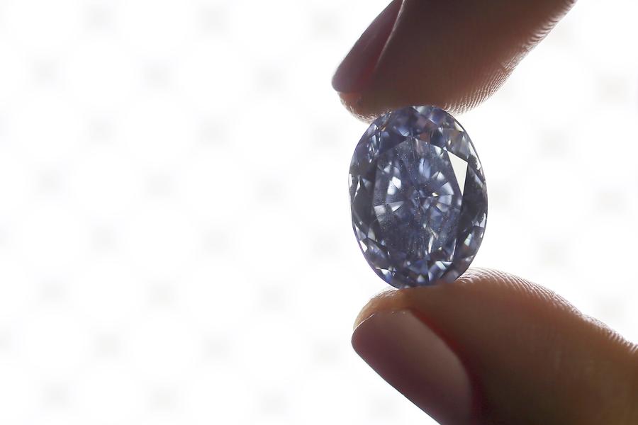 Flawless blue diamond up for auction at Sotheby's