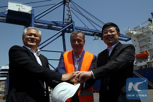 Greece, Chinese shipping giant sign agreement for Piraeus port stake sale