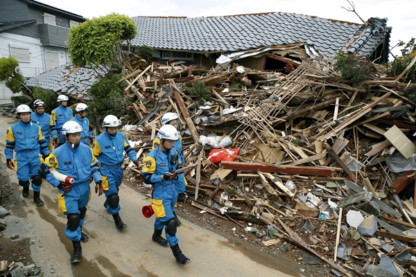 Damaged infrastructure hinders search, aid for Japan quake survivors