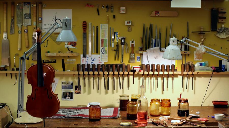 Italy's violin-makers struggle to hit profitable note