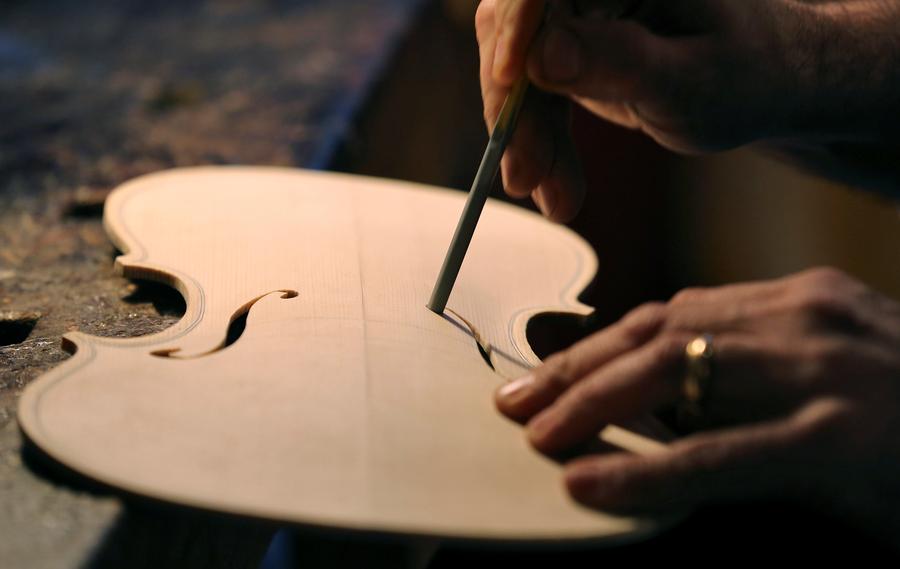 Italy's violin-makers struggle to hit profitable note