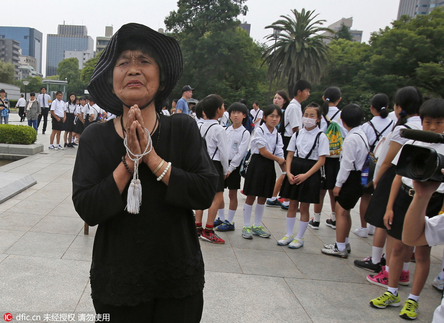 Obama lays wreath at Hiroshima peace park on historic visit