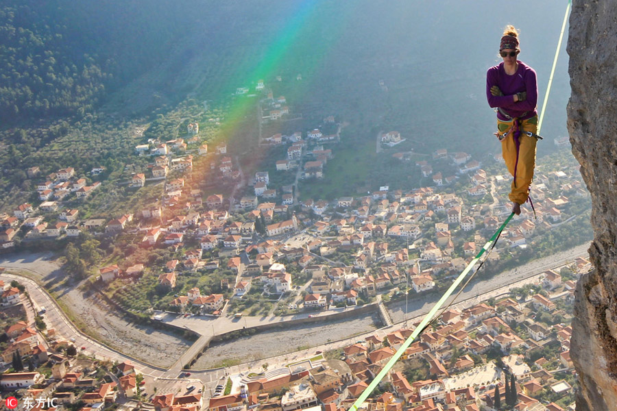 Daredevil makes journey across slackline high above city