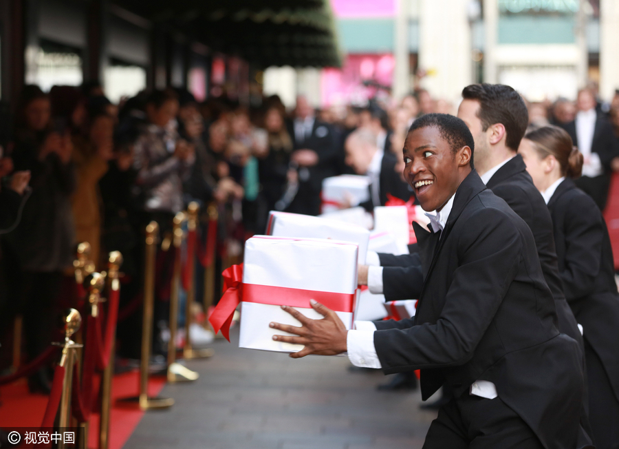 Bargain hunters out to brave UK's Boxing Day shopping frenzy