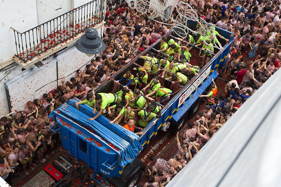 Revelers hurl 150 tons of tomatoes in Spanish festival