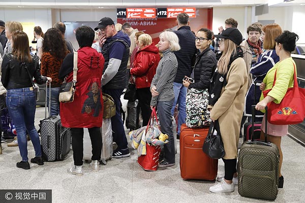 Stranded Chinese tourists begin journey home