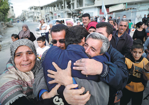 Syrian hostages who escaped Islamic State receive rapturous homecoming