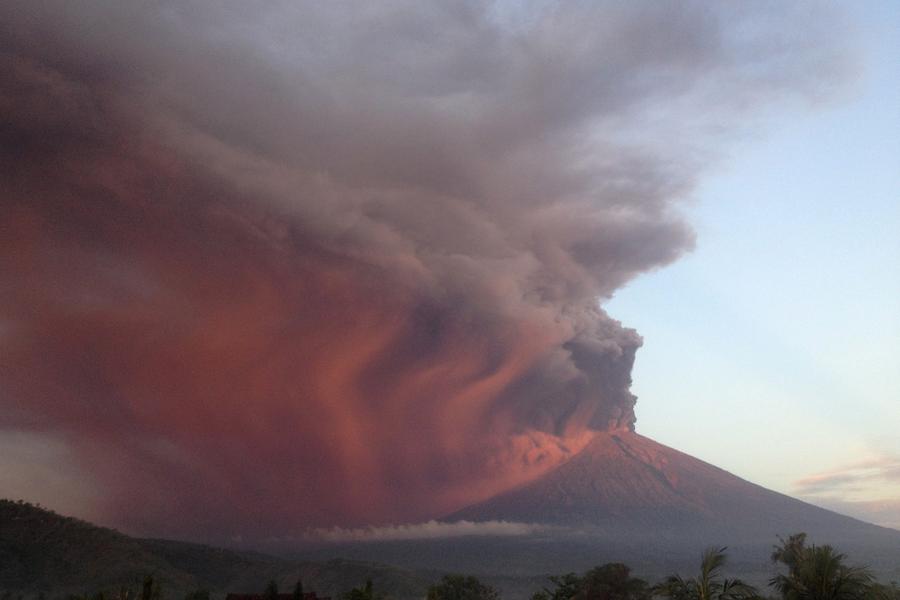 Indonesia raises alert to highest level 4 on Bali volcano