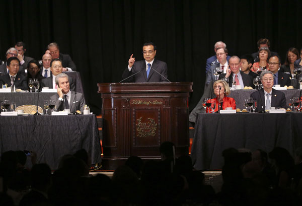 Premier Li Keqiang interacts with American friends in New York