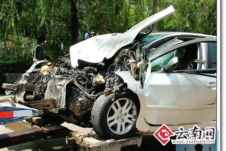 昆明公交車與轎車相撞墜河12人傷亡