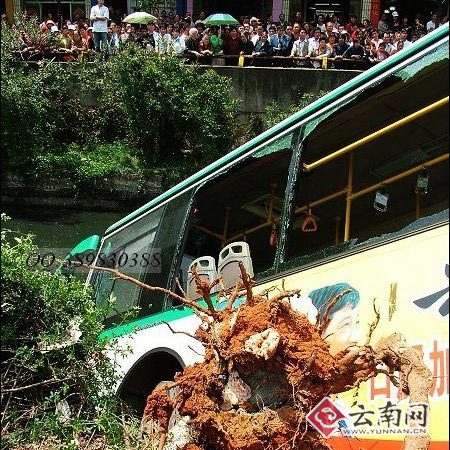 昆明公交車與轎車相撞墜河12人傷亡