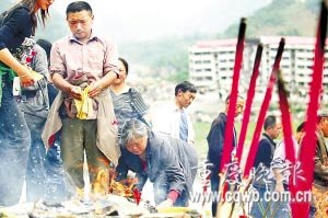 北川老縣城昨開城 數(shù)萬民眾祭奠遇難同胞(圖)