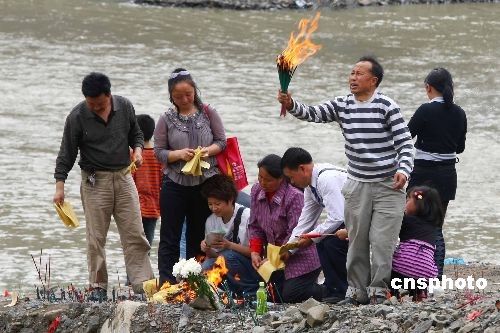 北川老縣城昨開城 數(shù)萬民眾祭奠遇難同胞(圖)