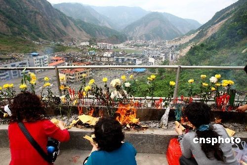 北川老縣城昨開城 數(shù)萬民眾祭奠遇難同胞(圖)