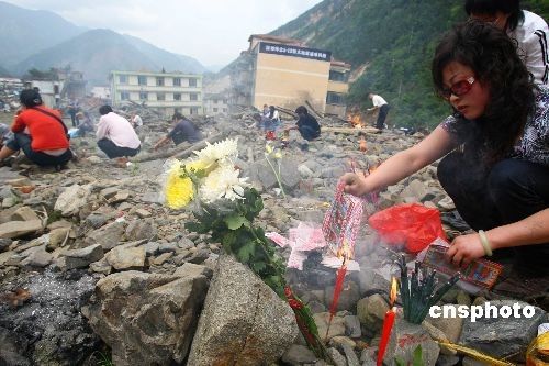 北川老縣城昨開城 數(shù)萬民眾祭奠遇難同胞(圖)