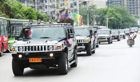 成都：12輛悍馬組成價值1500萬豪華婚車隊