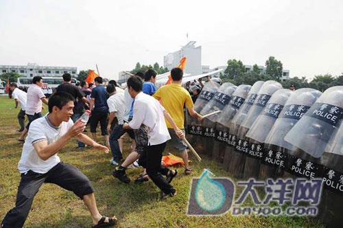 亞運(yùn)安保大練兵 汽車碾胸特警面不改色(組圖)