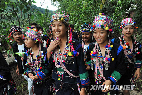 中國少數(shù)民族服飾融入世界潮流[圖]