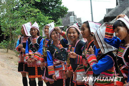 中國少數(shù)民族服飾融入世界潮流[圖]