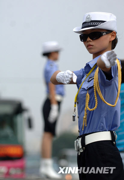 西安交警設(shè)立女子示范崗[組圖]