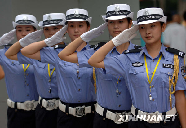 西安交警設(shè)立女子示范崗[組圖]