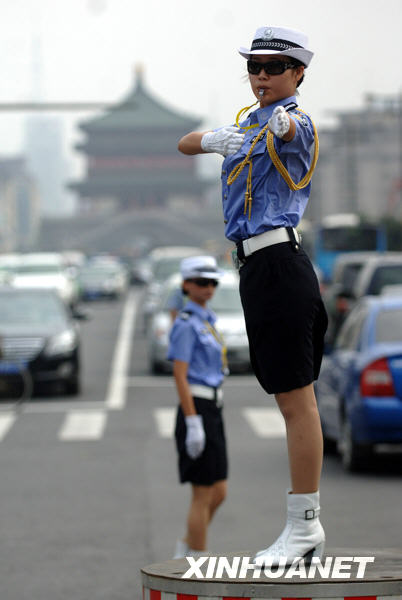 西安交警設立女子示范崗[組圖]