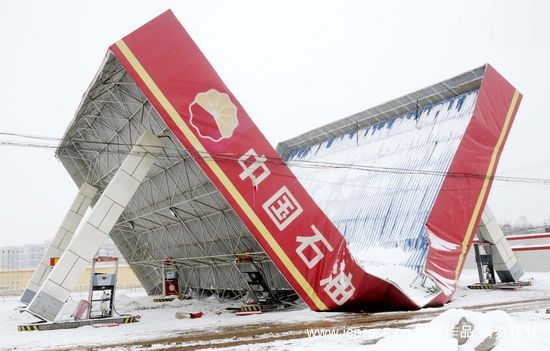 河北邢臺暴雪壓塌加油站